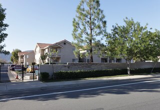 Lakeshore Villas Apartment in Lake Elsinore, CA - Foto de edificio - Building Photo