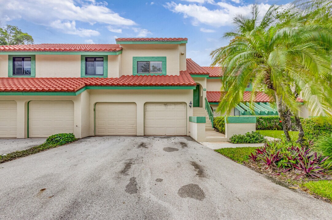 13 Lexington Ln E in Palm Beach Gardens, FL - Building Photo
