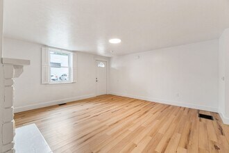 1720 Fox Wy in Pittsburgh, PA - Building Photo - Building Photo