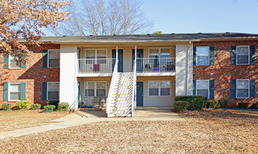 Water Oak Apartments in Athens, AL - Foto de edificio - Building Photo