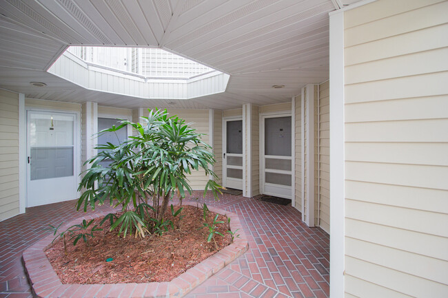 3900 Southpointe Dr in Orlando, FL - Building Photo - Building Photo