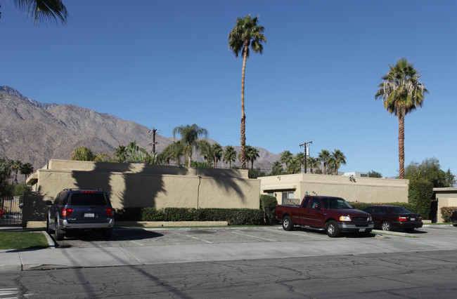 285 S Saturmino Dr in Palm Springs, CA - Building Photo - Building Photo