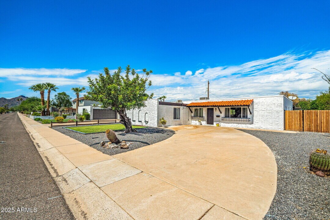 8326 E Crestwood Way in Scottsdale, AZ - Building Photo