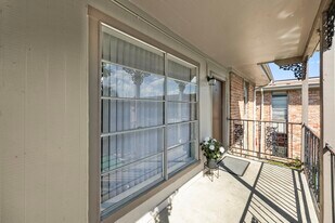 9616 Long Point Rd in Houston, TX - Building Photo