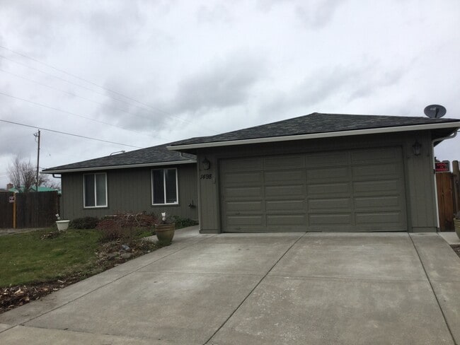 1498 Avalon Dr in Medford, OR - Building Photo - Building Photo