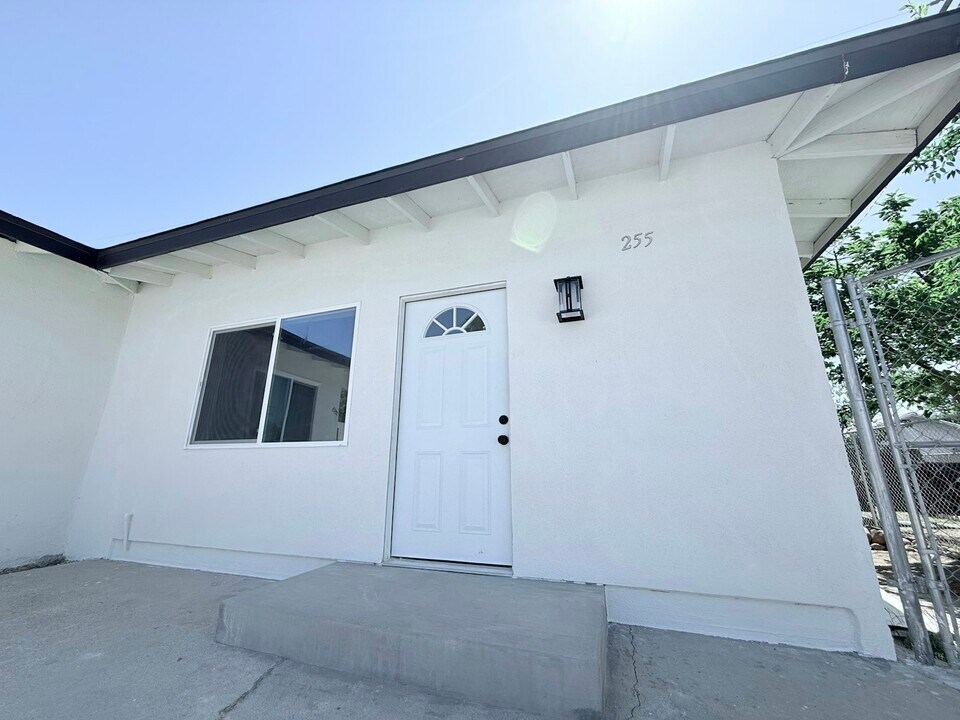 251 E Nicolet St in Banning, CA - Building Photo