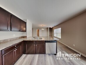 4438 Oak Pointe Dr in Winston-Salem, NC - Foto de edificio - Building Photo