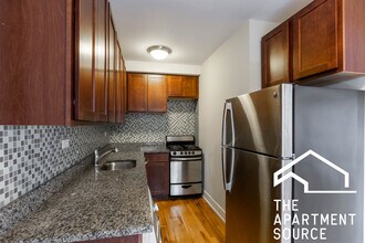556 W Arlington Pl, Unit 410 in Chicago, IL - Building Photo - Building Photo