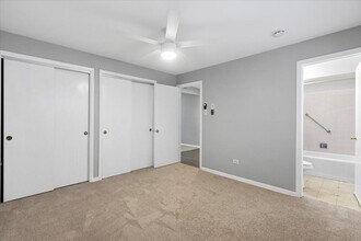 6244 W 64th Pl in Chicago, IL - Foto de edificio - Building Photo