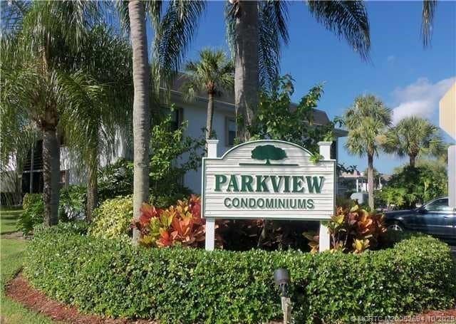 1290 SE Parkview Pl in Stuart, FL - Building Photo