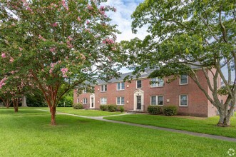 Bearfoot Landing Apartments in New Bern, NC - Foto de edificio - Building Photo