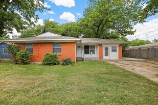 711 N Carroll Blvd in Denton, TX - Building Photo
