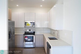 500 Foster Rd in Hallandale Beach, FL - Building Photo - Building Photo