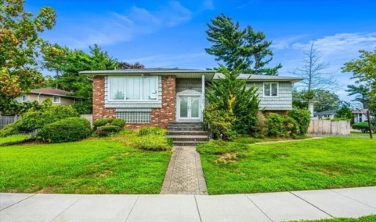 756 Caldwell Ave in Valley Stream, NY - Building Photo