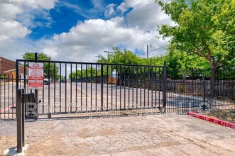 8021 W Elizabeth Ln in Fort Worth, TX - Foto de edificio - Building Photo