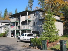 100 Indian Trail Ct in Shady Cove, OR - Foto de edificio - Building Photo