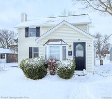 49 Hovey St in Oxford, MI - Building Photo