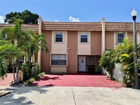 890 W 81st Pl in Hialeah, FL - Building Photo