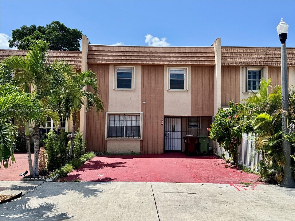 890 W 81st Pl in Hialeah, FL - Building Photo