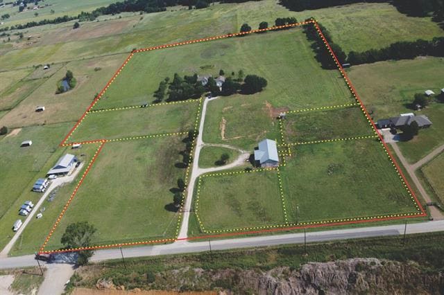 11881 Mustang Rd in Pilot Point, TX - Foto de edificio - Building Photo