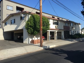 11120 Burbank Blvd in North Hollywood, CA - Building Photo - Building Photo