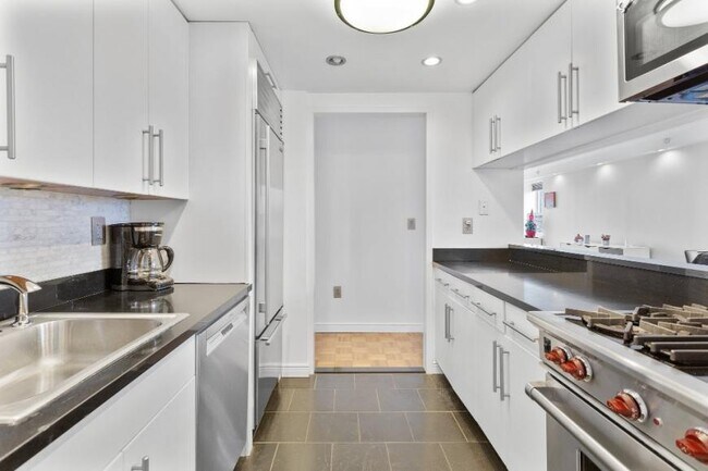 300 W 135th St in New York, NY - Building Photo - Building Photo