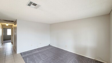 1112 Willow Tree Dr-Unit -#D - File 1050 in Las Vegas, NV - Building Photo - Building Photo