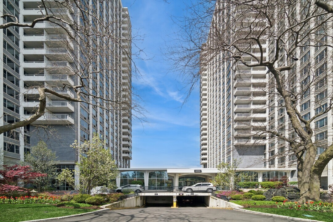 4250 N Marine Dr in Chicago, IL - Building Photo