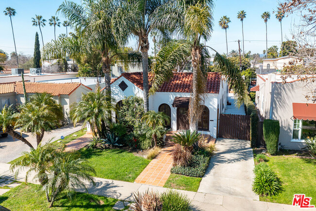 623 N Poinsettia Pl in Los Angeles, CA - Foto de edificio - Building Photo