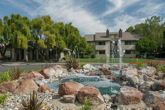 Meadow Ridge Apartments in Davis, CA - Foto de edificio - Building Photo