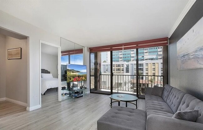 1750 E Ocean Blvd in Long Beach, CA - Foto de edificio - Building Photo