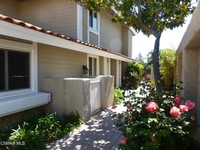 1749 Royal St George Dr in Westlake Village, CA - Building Photo - Building Photo