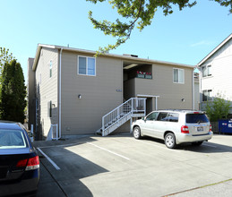 2438 NW 58th St in Seattle, WA - Foto de edificio - Building Photo