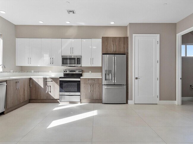 644 NE 12th Ave in Fort Lauderdale, FL - Building Photo - Building Photo