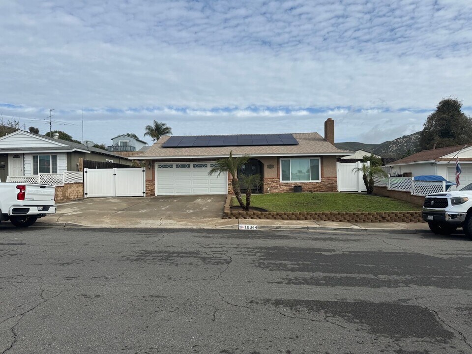 10044 Burrock Dr in Santee, CA - Foto de edificio