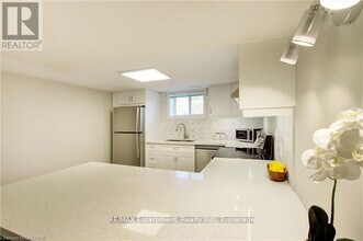 2093 Maplewood Dr in Burlington, ON - Building Photo - Building Photo