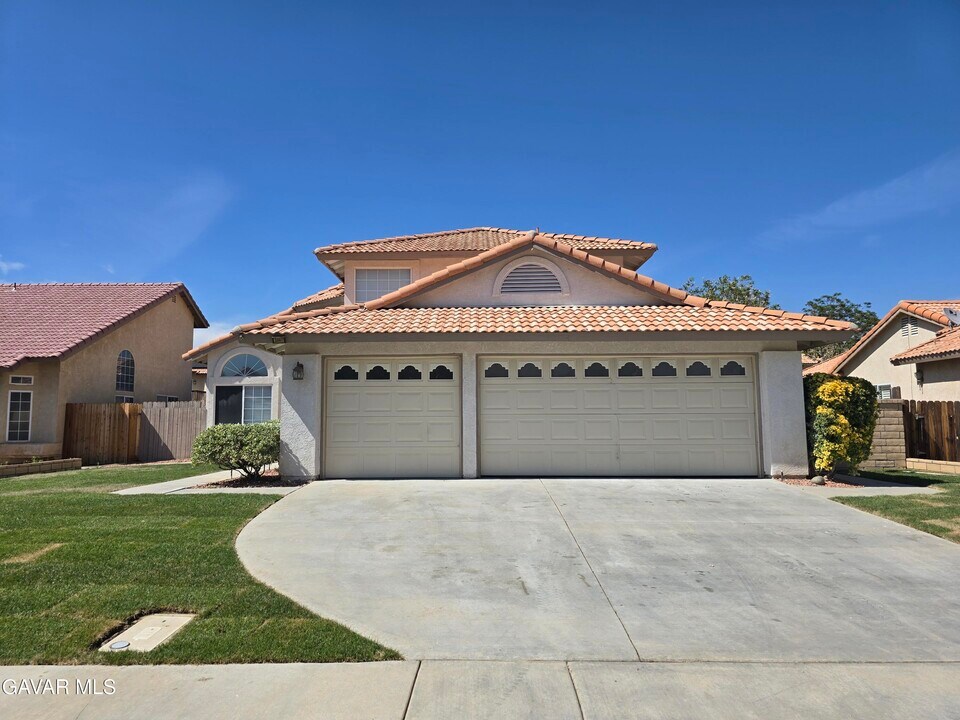 2007 Willowbrook Ave in Palmdale, CA - Building Photo