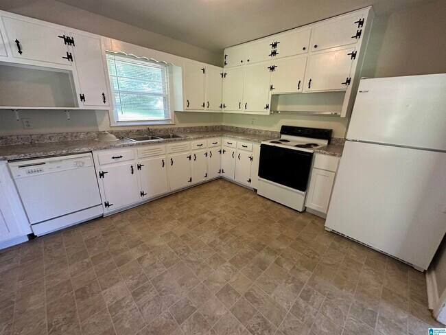 2228 5th St NE in Center Point, AL - Building Photo - Building Photo