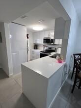 469 N Pine Island Rd in Plantation, FL - Building Photo - Building Photo