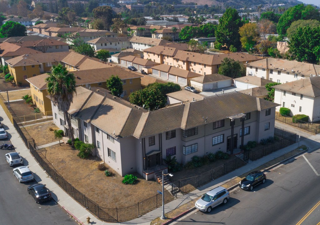 4009 S Muirfield Rd in Los Angeles, CA - Building Photo