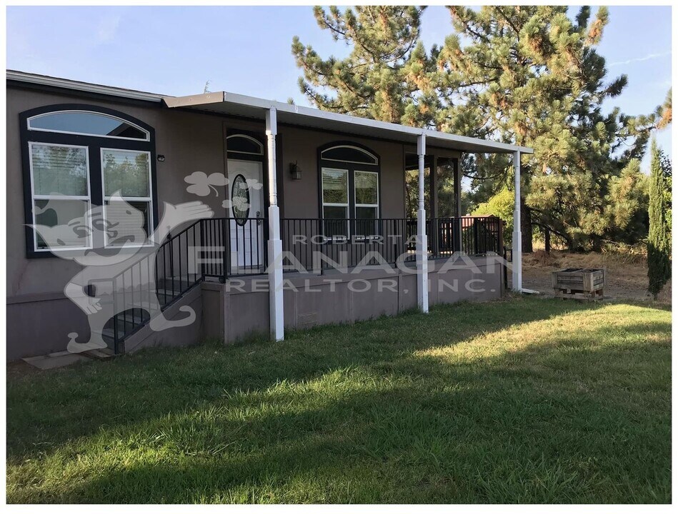 7481 Merced Falls Rd in Snelling, CA - Building Photo