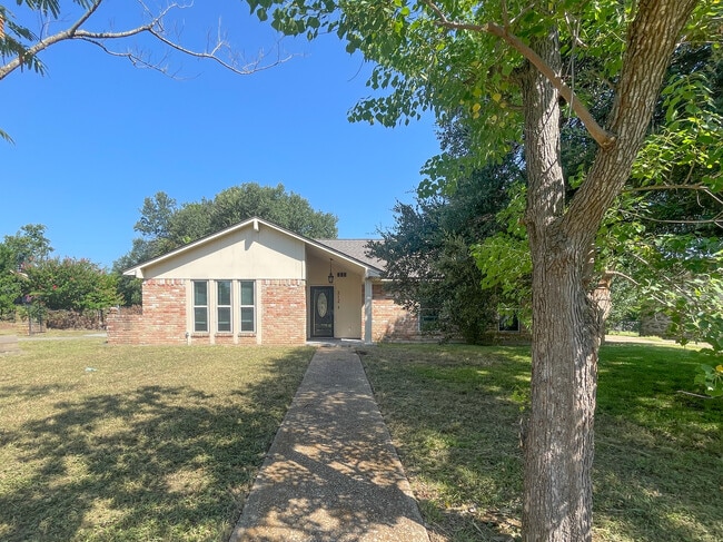 312 Cedarwood Ln in Hewitt, TX - Building Photo - Building Photo