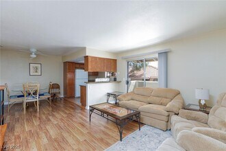 7300 W Pirates Cove Rd in Las Vegas, NV - Building Photo - Building Photo
