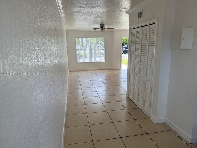 4701 NW 9th Dr in Plantation, FL - Building Photo - Building Photo