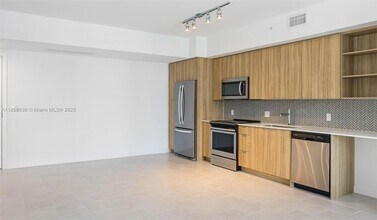 2150 N Bayshore Dr, Unit 0605 in Miami, FL - Building Photo - Building Photo