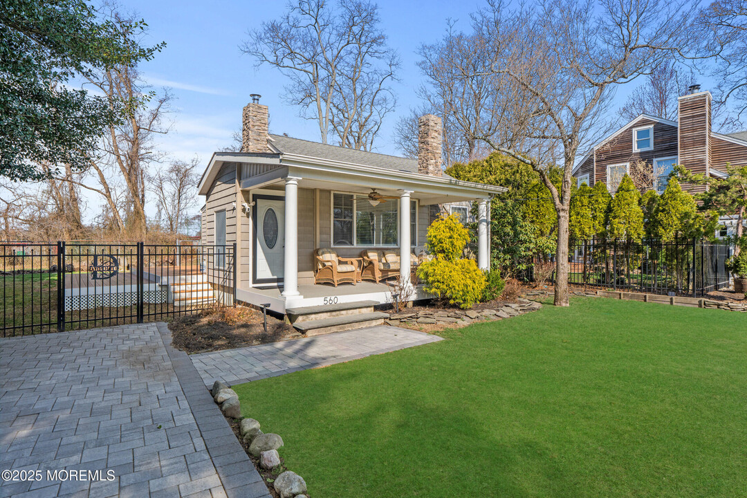 560 W Lincoln Ave in Oakhurst, NJ - Building Photo