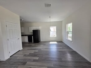 6223 Lacey Oak Dr in Hitchcock, TX - Building Photo - Building Photo