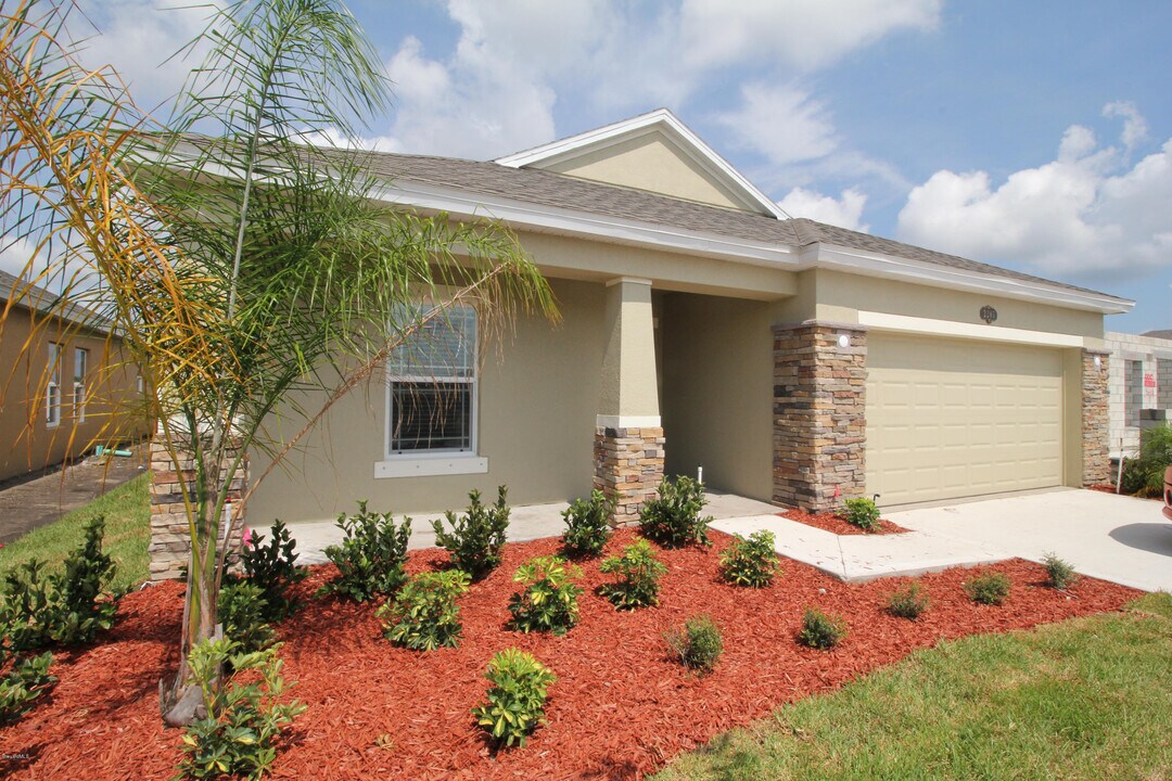 2207 Attilburgh Blvd in West Melbourne, FL - Building Photo