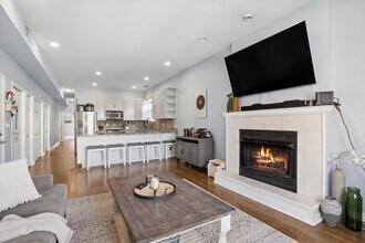 323 W Schiller St in Chicago, IL - Building Photo - Building Photo