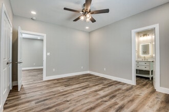 313 N Llewellyn Ave in Dallas, TX - Foto de edificio - Building Photo